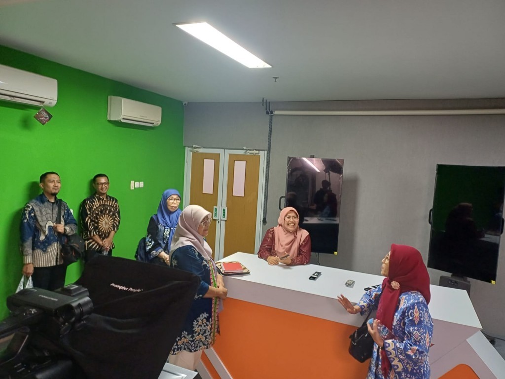 Rombongan Fikom Unisba meninjau fasilitas Laboratorium Broadcasting Fikom Unissula.